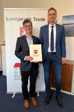 Schmuckgrafik (zur Pressemitteilung: „Führungsteam des Amtsgerichts Stade wieder komplett. Dr. Jonas Finke zum stellvertretenden Direktor des Amtsgerichts Stade ernannt."